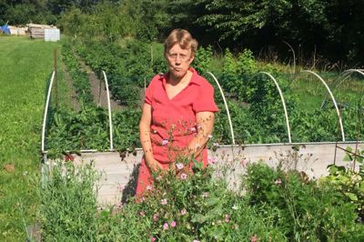 Børnene har været med til at så og passe grøntsagerne i Karin Bonde Nielsens have. Foto: Ole Skydt