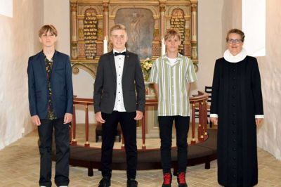 Søndag 21. juni blev de første konfirmeret i Rind Kirke. Fra venstre: Mads Emil Schou Christensen, Jonas Kjær Heesgaard, Asger Bang Madsen og sognepræst Ulla Kristiansen. Foto: Privatfoto