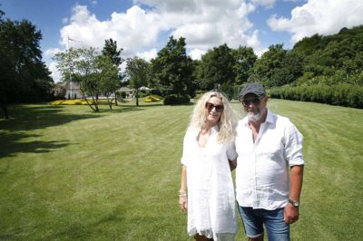 Her ses ægteparret Tina og René Jull Jørgensen ved deres yndlingsspot i haven, fordi når de vender ansigtet den anden vej, kan de nyde hele herligheden på én gang. Foto: Flemming Hansen
