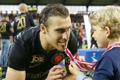 FCM-anfører Erik Sviatchenko kan kalde sig for tredobbelt dansk mester. Her fejrer han den seneste titel i selskab med sønnen William. Foto: Tom Laursen