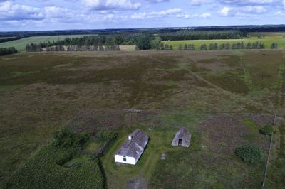 Helenes Hus midt på Ørre Hede. Lige bag huset anes en sti tværs over heden, som blev anlagt for at degnen kunne kommet tørskoet frem mellem Nygård Skole og biskolen i Simmelkær.