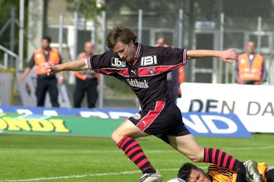 Kenneth Møller Pedersen har selv optrådt 64 gange i FCM-trøjen som en elegant midtbanespiller. Nu nyder han i stedet at se brasilianske Evander diske op med lækkerier fra den midtjyske midtbane. Foto: Michael Svenningsen