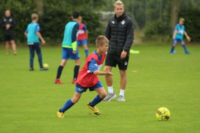 U14-spilleren Asger Petersen er en af de FC Helsingør-spillere, der er i Vildbjerg denne uge. Bag ham træner Martin Wood. Foto: Henrik LInd JØrgensen