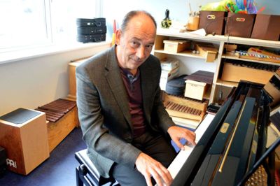 Musikskoleleder Simon Lindegaard har i dag 25-årsjubilæum i Ikast-Brande Kommune. Han glæder sig til igen at kunne sige velkommen til skolens elever efter corona-lukning og sommerferie. Foto: Laila Kempel