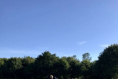Efter et meterlangt putt havde Freddy Lund, Ikast, kræfter til et jublende rejehop - selv om det, som den sene aftensol afslører, var midt på fjerde golfrunde. Foto: Jette Aaes