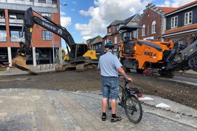 Det var den store fræser, der kørte ud i Kirkegade og Skolegade i går. Bagefter blev vejen jævnet ud, så der stadig kan køres på vejene, indtil gravemaskinerne går i dybden. Foto: Henrik Lind Jørgensen