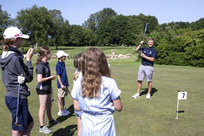Jørgen Buskbjerg uddanner sig i USA til coach. Han er hjemme på sommerferie, hvor han taget tjansen som juniortræner for Herning Golf Klubs unge. Foto: Tom Laursen