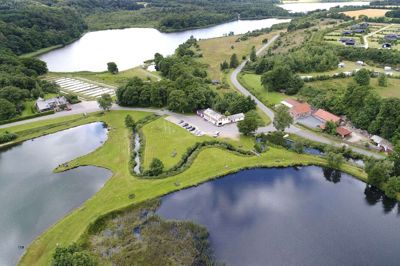Rørbæk Sø, Lillesø, Nedersø og Kulsø ligger som perler på en snor syd for Nørre Snede. I forgrunden ses Vester Mølle med de hvide mure og rødstensbygningen Vester Møllegård. I baggrunden ses sommerhusområdet. Foto: Tom Laursen