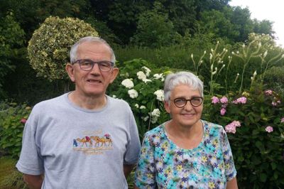 Lissy og Jens Jensen har sørget for at skaffe indsamlere til Kræftens Bekæmpelse de seneste tre år, efter at ægteparret selv har været rundt med raslebøsserne i en halv snes år. I år bliver landsindsamlingen rent digital, og det er ægteparret fra Videbæk spændt på hvordan vil gå. Foto: Jesper Wind