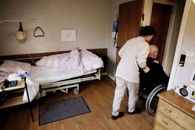 Det er ikke rimeligt, at hjemmeplejere skal opleve tilnærmelser eller upassende kommentarer ifølge sundheds- og ældrechef ved Herning Kommune Anne Ramsgaard. Det er dog et vilkår, fordi hjemmeplejen skal hjælpe alle, der har behov for det. Foto: Thomas Borberg