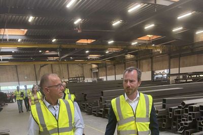 Jakob Ellemann-Jensen (V) blev vist rundt af Torben Larsen, som er administrerende direktør i Give Steel. Foto: PR-foto