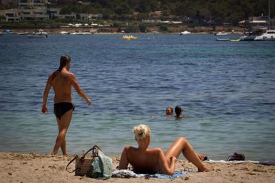 I over en måned har danskere kunnet rejse til Spanien på ferie, men det er slut nu, efter at Udenrigsministeriet har opdateret den ugentlige rejsevejledning. Den fraråder nu ikke-nødvendige rejser til Spanien og Andorra. Foto: Vibeke Toft/Ritzau Scanpix