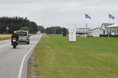 Trafikanterne på Vejlevej bliver mødt af dette store spørgsmålstegn, inden de kører ind i Brande by. Foto: Flemming Thulstrup