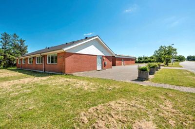 Bygningen, der både har været brugt som lager og sprogskole, før den senest blev brugt som ungdomsskole er indrettet med undervisningslokaler, køkken, møde- og samtalerum, toiletfaciliteter, opholdsrum til spil og leg og et motorværksted med port. Foto: Privatfoto