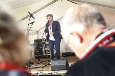 Den fodboldglade Peter Lodahl sang sidste år som optakt til en superliga-kamp under Herning Opera Festival. Foto: Peter Lodahl