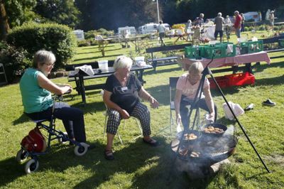 Frikadeller uden kød, men over bål. Inger Hundahl (t.v.) fra Vildbjerg kigger på, at Inger Lise Hermansen fra Billund og Helle Sloth Mortensen fra Aarhus - opvokset i Aulum - er kokkene, der gør maden god. Foto: Flemming Hansen