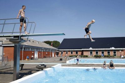I forhold til sidste år er der solgt flere billetter til friluftsbadet - trods coronaen. Aulum Friluftsbad tiultrækker også mange folk, der ikke kommer fra lokalområdet. Foto: FLemming Hansen
