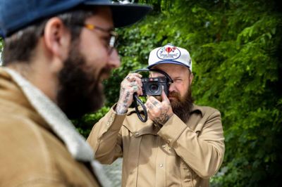 - Hele grundidéen med Noisefilm er muligheden for at dyrke den fælles interesse og passion for det analoge kamera. Men det handler i lige så høj grad om at blive bedre og udvikle os, siger Nick Dehn, der her bliver fotograferet af Paw Friis.