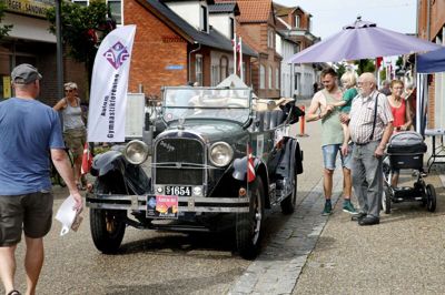 Alum stod klar til at byde alle velkommen, med bla. grillpølser fra Møltrup, byrundvisning i veteranbiler og åbning af ny genbrugsbutik.
Foto: Flemming Hansen