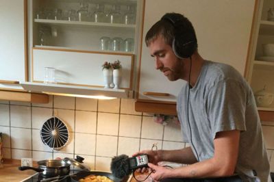 For få år siden havde 25-årige Søren Linaa Korsholm ikke noget særligt forhold til sine bedsteforældre, Else og Henry Poulsen. Han besøgte dem højst nogle timer om året henover julen. Men det lavede den radiodokumentar i seks dele, som han nu har produceret, om på. Den handler om, hvordan det påvirkede familiens liv, og særligt hans bedstemors, at hans bedstefar blev dement og kom på plejehjem. Foto: Privatfoto