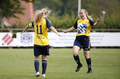 Anfører Kirstine Lykke (t.v.) jubler over sit mål til 7-4 sammen med assistmageren Vilja Dahl Pedersen. Sidstnævnte erobrede bolden og serverede den foran kaptajnen. Foto: Flemming Hansen