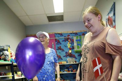 20 måneder gamle Mille Hansen skulle både holde styr på en tiger og en ballon, da hun var inde i »Børnenes Hule« hos Kirkens Korshær. Mor Tina Hansen og mormor Birte Jensen var med. foto: Flemming hansen