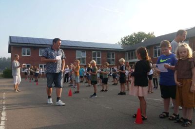 Skoleleder Mads Broch Eriksen, der her synger for ved fællessangen i skolegården, kunne sige velkommen til 155 elever på Vorgod-Barde Skole. Heraf er de 37 nye elever, der havde første skoledag i 0. klasse. Foto: Jesper WInd
