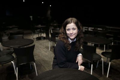 Fermaten indleder sæsonen med koncerter, hvor publikum skal sidde ned. Spillestedsleder Rikke Andersen drømmer om, at der snart må køres for fuld kraft igen. Foto: Flemming Hansen
