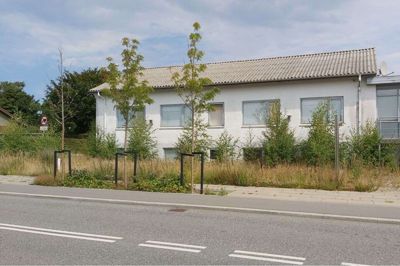 Bygningen på hjørnet af Østerbyvej og Tjørring Hovedgade er ikke køn at kigge på, skriver Tommy Simonsen. Foto: Privatfoto