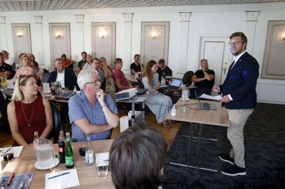 Byrådsmedlem Rasmus Norup har været formand for den politiske følgegruppe, som har løbet Bæredygtig Herning i gang, og han indledte den stiftende generalforsamling med en status på projektet. Foto: Flemming Hansen
