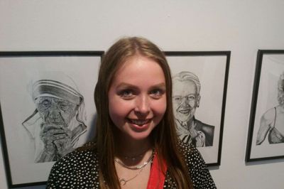 Det tager 30 timer at prikke portrætterne for Nicoline Eriksen, der netop er færdig på Talentskolen i Holstebro. F oto: Jesper WInd