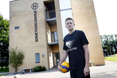 Andrew Shotbolt - en af to nye canadiske spillere hos Ikast Volley Rams - poserer foran idrætshøjskolen i Ikast, hvor han skal bo under sit ophold i Danmark. Foto: Flemming Hansen
