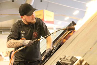 Tagdækkeren Jesper Kragelund Sørensen fra Herning vandt både hovedprisen og arbejdsmiljøprisen, da der var DM i Skills i København i år. Herning har tidligere været vært for danmarksmesterskabet og sigter nu mod at være vært for europamesterskabet. Foto: PR-foto