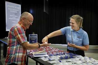 Astrid Andreassen hjælper her Niels Jørgen Juncker fra Galleri Avanti i Kolding med håndsprit ved indgangen til Formland-messen. Foto: Henrik Ole Jensen