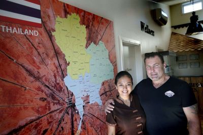Suwipa Saoluk og Karsten Uhrskov skal giftes i Herning 29. august og har inviteret hendes thailandske mor og bror til bryllup. Det har fået Den Danske Ambassade i Bangkok til at foretage den vurdering, at brudens mor godt må komme på besøg, mens hendes bror ikke må - angiveligt fordi han er fraskilt. Foto: Flemming Hansen