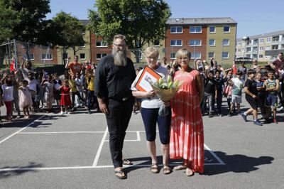 Lærer Karin Kokholm Christensen (i.m.) fra Herningsholmskolen på Holtbjerg blev fredag overrasket af afdelingsleder Kristian Stride og skoleleder Lone Krog. Hun fik diplom og blomster, fordi en familie havde sendt en takkehilsen ind i anledning af en kampagne om lærere, der gør en forskel. Foto: Henrik Ole Jensen
