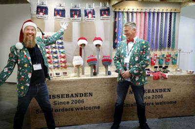 Glædelig jul! siger Peter Worsøe (t.h.) til forbipasserende. Hans og Rune Sylvests (t.v.) stand har kvalitetsnissehuer, juleslips og julebutterflies samt juleunderbukser og strømper. Foto: Henrik Ole Jensen