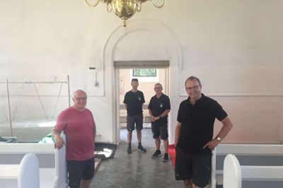 Herborg Kirkes nye orgel er ved at blive monteret. Her er det to medlemmer af menighedsrådet, Albert Dyrvig (t.v.) og Johannes W. Jakobsen, med folk fra orgelfirmaet bagved. Foto: Ole Skydt