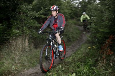 Otte kilometer spor til mountainbike blev i går officielt indviet i Lind. Siden sporet blev færdigt, er det kørt igennem 4500 gange, viser den tæller, der registrerer brugen. Foto: Henrik Ole Jensen