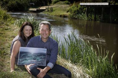 Samarbejdet Herning Syd mellem de ni landsbyer i den sydlige del af Herning Kommune har blandt andet ført til et fælles udspil om at styrke turismen med rapporten »Aalandet«, som Tina Pedersen, formand for Skarrild Borgerforening og Martin Dupont, bestyrelsesmedlem for Stakroge Borger- og Idrætsforening, her præsenterer. Til april er Herning Syd klar med en helhedsplan for udviklingen af de små bysamfund. Foto: Henrik Ole Jensen