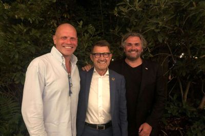 Helge Sander (i.m.) var lørdag i København for at tjekke formen hos to af festivalens hovednavne: Barytonen Bo Boje Skovhus (t.v.) og den russisk-danske sopran Yana Kleyn. Ved den lejlighed fik Sander hilst på Skovhus og Peter Lodahl (t.h.) - sidstnævnte er musikchef hos Copenhagen Phil, der sørgede for koncertens musikledsagelse. Foto: Privatfoto