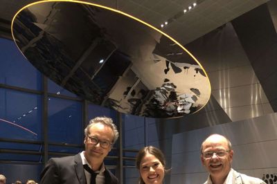Leder af Aalborg Operafestival, Peter Rønn hyldede vinderen af årets operapris Clara Thomsen sammen med jurymedlem og operachef for Operaen i Midten, Flemming Vistisen. Foto: Privatfoto