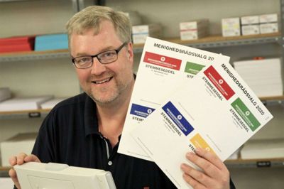 Jens Kr. Lynderup med stemmesedlerne. Foto: Privatfoto