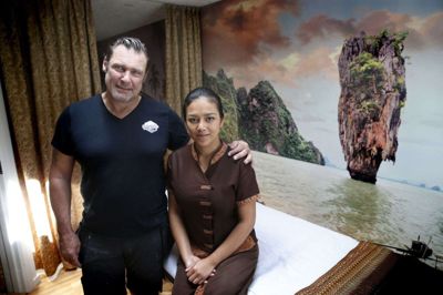 Suwipa Saoluk og Karsten Uhrskov fra Herning skal giftes 29. august. Parret har inviteret brudens thailandske mor og bror med til den store familiebegivenhed, men her har de danske myndigheder valgt at gøre forskel på familien. Moren må gerne komme, men broren må ikke. Foto: Flemming Hansen