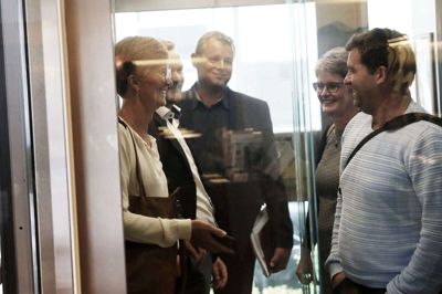 Dorte West på vej ud af elevatoren på Hotel Eyde, efter at hun torsdag fik byrådsgruppens opbakning som borgmesterkandidat. Foto: Flemming Hansen