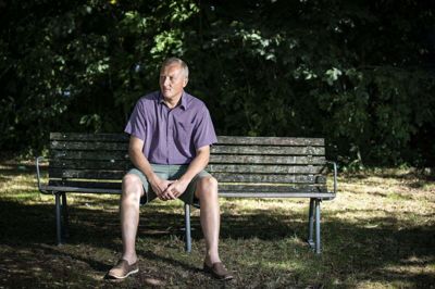 Denis Sheretas ekskone, Karen Anholm Shereta, blev først bisat fredag 7. august, selvom hun blev fundet død i Silkeborg Langsø 28. juni. Denis var hjemme i Rusland med deres tre børn, som var på ferie hos ham, da hun døde. På grund af corona og opgaven med at få afhændet sit liv i Rusland, kom han først til Silkeborg 3. august sammen med børnene. Her er Denis Shereta nu begyndt på sit nye liv som far på fuldtid. Han fyldte bilen op med de mest nødvendige ting og kørte fra Rusland til Silkeborg på 15 timer. Foto: Martin Ballund
