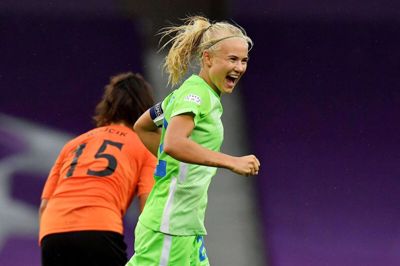 Pernille Harder jubler efter sin scoring til 4-0 mod Glasgow City. Den danske landsholdsanfører fra Tulstrup scorede hele fire må i Wolfsburgs 9-1-sejr. Foto: Pool/Reuters