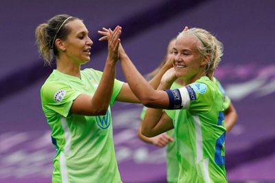 Pernille Harder (til højre) scorede fire mål i Wolfsburgs nedsabling af Glasgow City. Nu venter Barcelona i semifinalen. Foto: Vincent West/Reuters