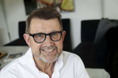 Hvis der er én ting, der ærgrer Helge Sander, så er det, at han ikke fik flere år som aktiv journalist, efter at han i begyndelsen af 1970’erne var blevet mesterlære-udlært på Herning Folkeblad. Men generelt er han født med positive gener og har en evne til at synes, at det, han laver lige nu, er det allermest spændende - uanset om det har været journalistik, politik eller begivenheder inden for sportens og kulturens verden. Torsdag 27. august fylder den tidligere Herning-borgmester og minister 70 år. Foto: Flemming Hansen
