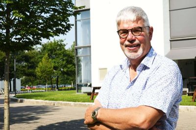John Hansen er projektleder i erhvervsklubben, som skal forstærke forbindelsen mellem de midt- og vestjyske virksomheder og studerende på Aarhus Universitet i Herning. Foto: PR-foto